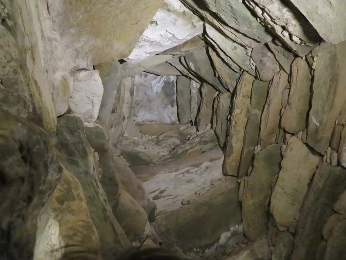 Intérieur de Newgrange : la voûte en encorbellement au-dessus de la chambre funéraire