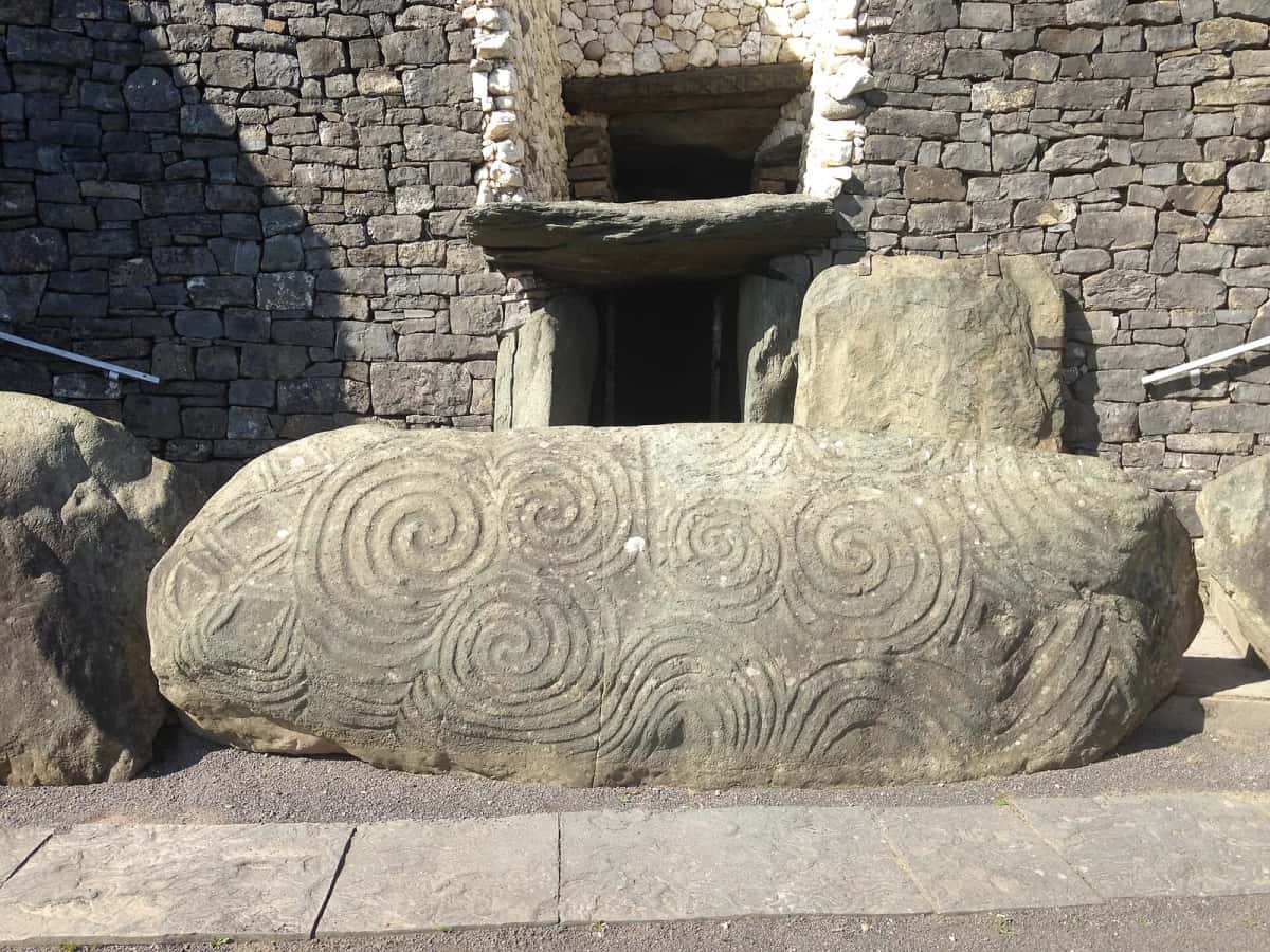 La pierre d'entrée de Newgrange gravée de triples spirales, sous la roof-box du solstice