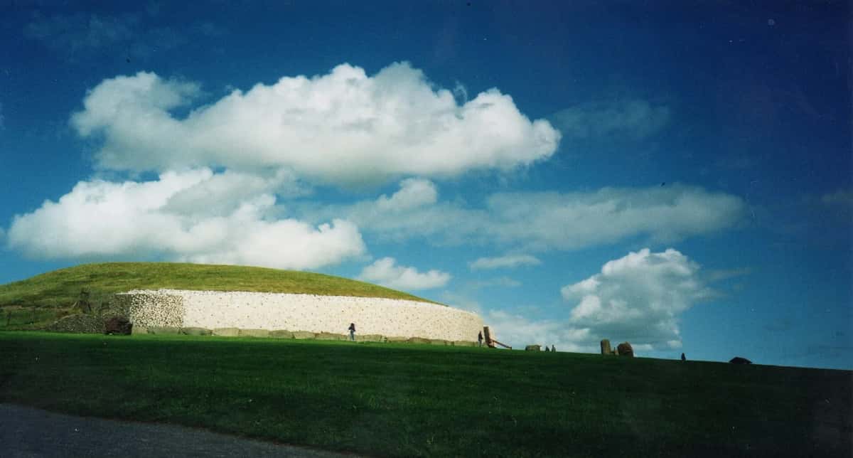 Le tumulus de Newgrange et sa façade de quartz blanc, dans la vallée de la Boyne