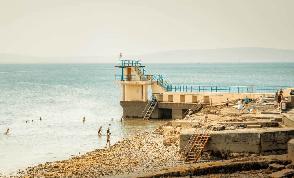 Le plongeoir de Blackrock au bout de la promenade de Salthill, baigneurs dans la baie de Galway