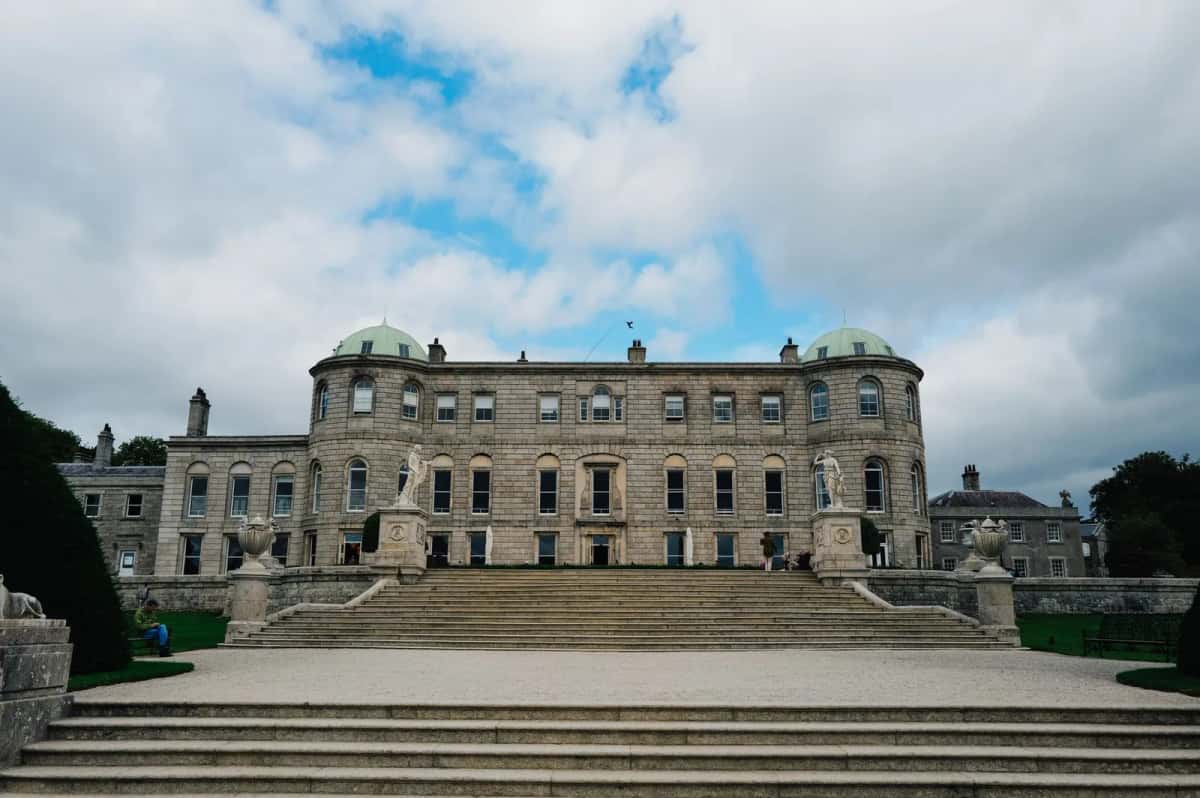 La façade palladienne de Powerscourt House et ses escaliers de terrasse, dans le Wicklow