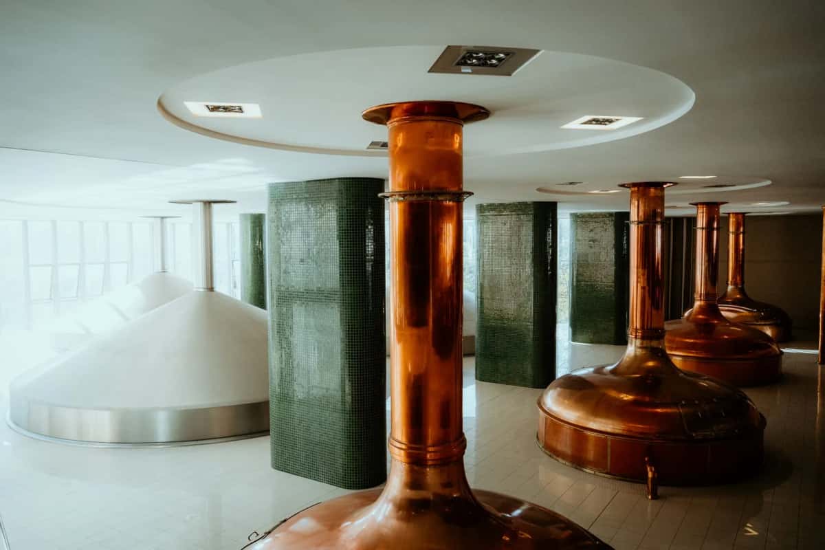 Cuves de brassage en cuivre dans une salle de brasserie