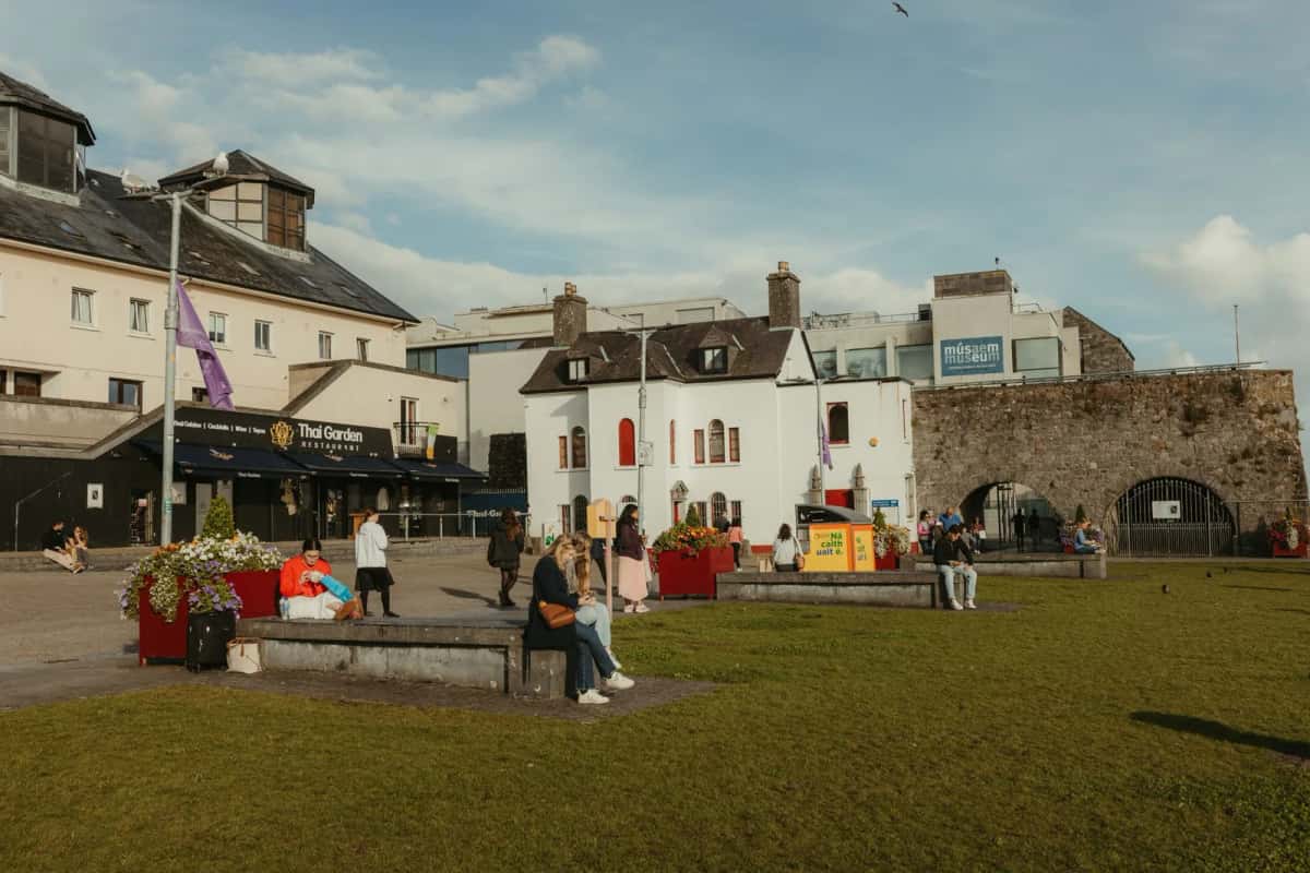 La Spanish Arch de Galway, arche de pierre des anciens remparts, et la pelouse où l'on s'assoit au soleil