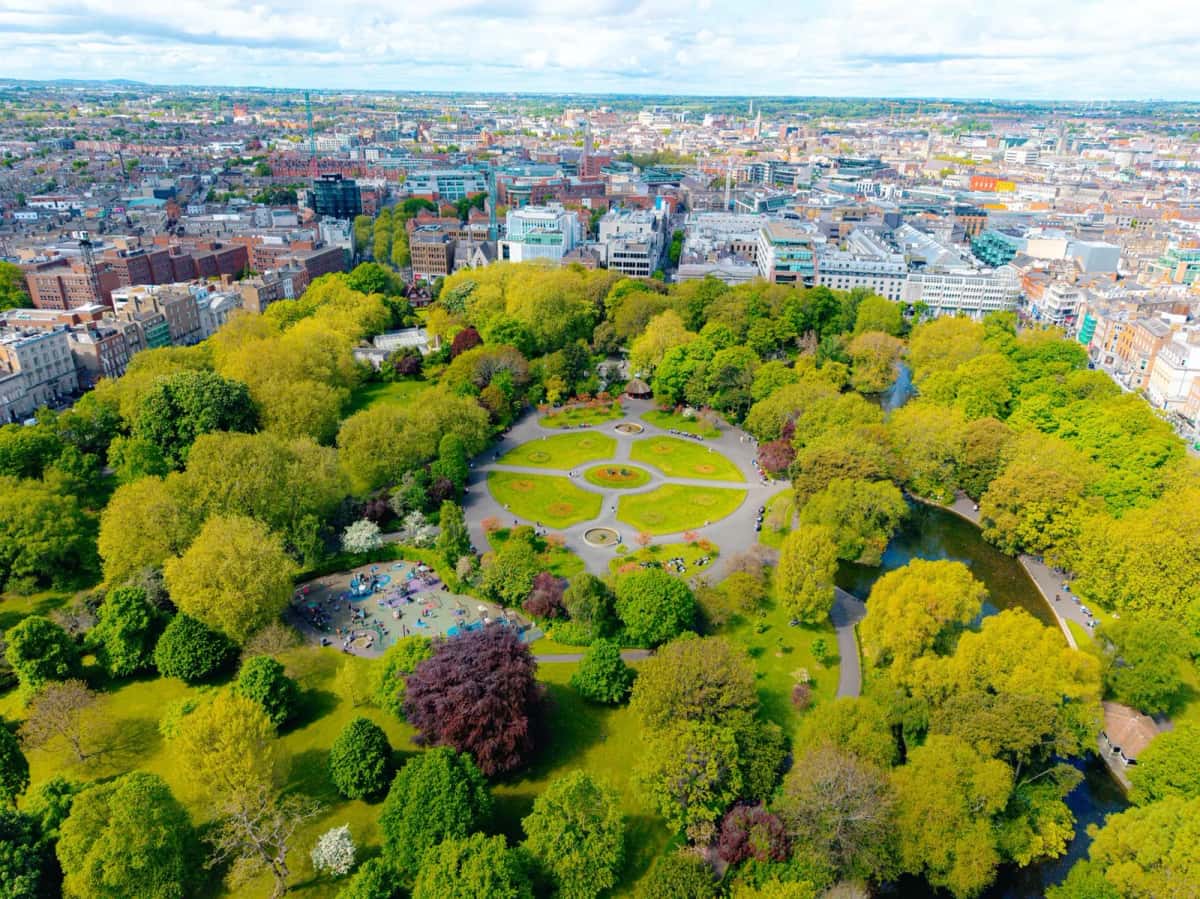 Vue aérienne de St Stephen's Green, ses allées et son étang au cœur de Dublin
