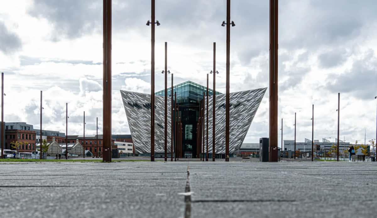 Le bâtiment Titanic Belfast et ses façades en proue de navire
