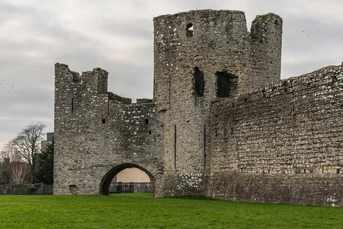 Les tours et la courtine de Trim Castle au bord de la Boyne, comté de Meath