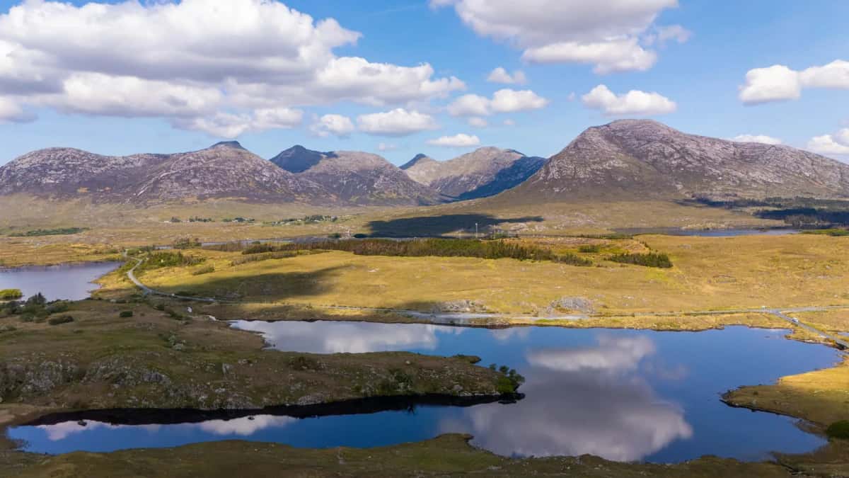 Panorama des Twelve Bens du Connemara, lacs et tourbières